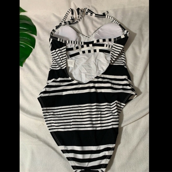 NEW $129 La Blanca Fine Line Halter One-Piece Swimsuit‎ Black-White [SZ 6 ] - Picture 5 of 8